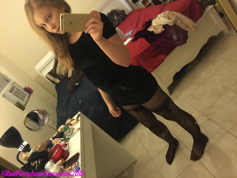 chanel-pantyhose-selfie-02