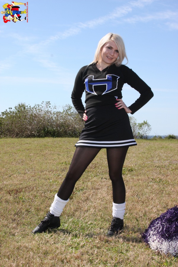 Olivia from ZOLIGIRLS returns to the blog today with some great cheerleader...