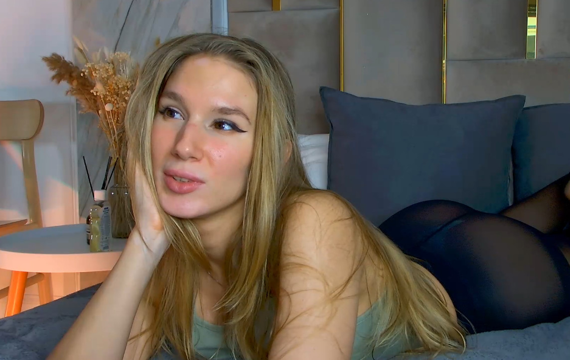 Sexy blonde pantyhose camgirl Leslie in black nylons